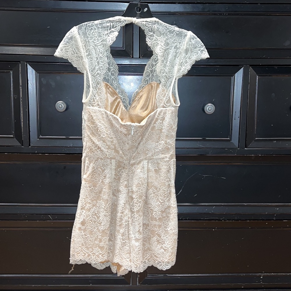 White Lace Romper With Open Back And Pockets - image 2